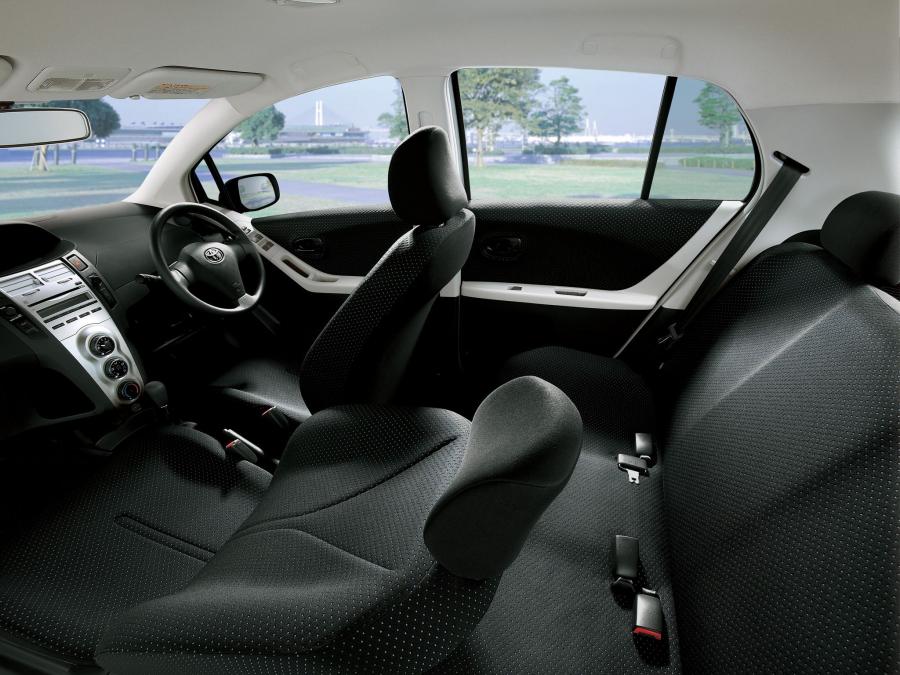  Toyota Vitz 2005 года  (фото 3 из 13)